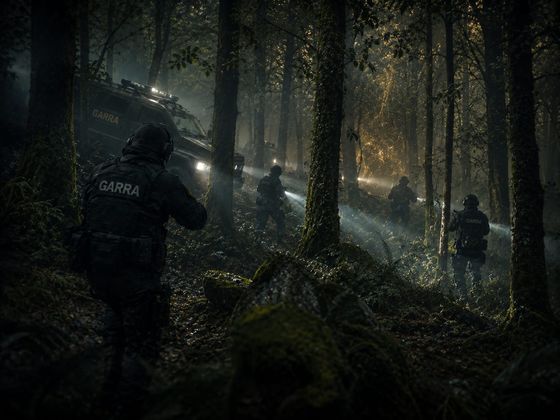 Operativo de GARRA rastreando el bosque de noche